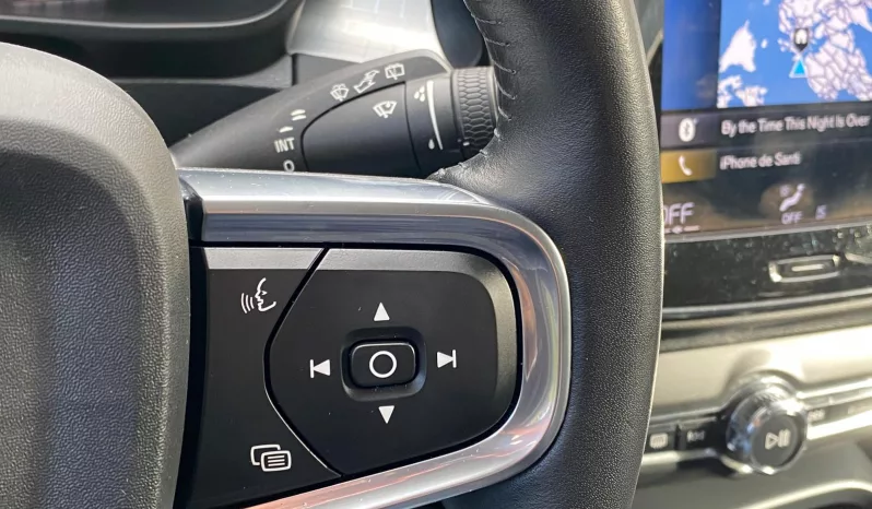 
								VOLVO XC40 T3 MOMENTUM PRO full									