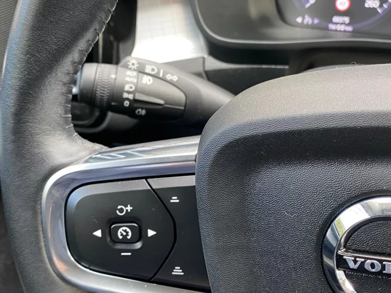 
								VOLVO XC40 T3 MOMENTUM PRO full									