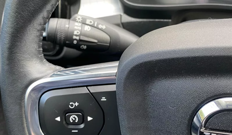 
								VOLVO XC40 T3 MOMENTUM PRO full									