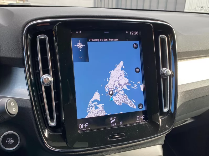 
								VOLVO XC40 T3 MOMENTUM PRO full									