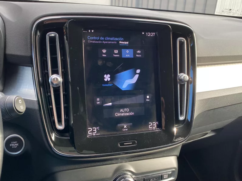 
								VOLVO XC40 T3 MOMENTUM PRO full									