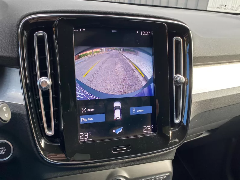 
								VOLVO XC40 T3 MOMENTUM PRO full									